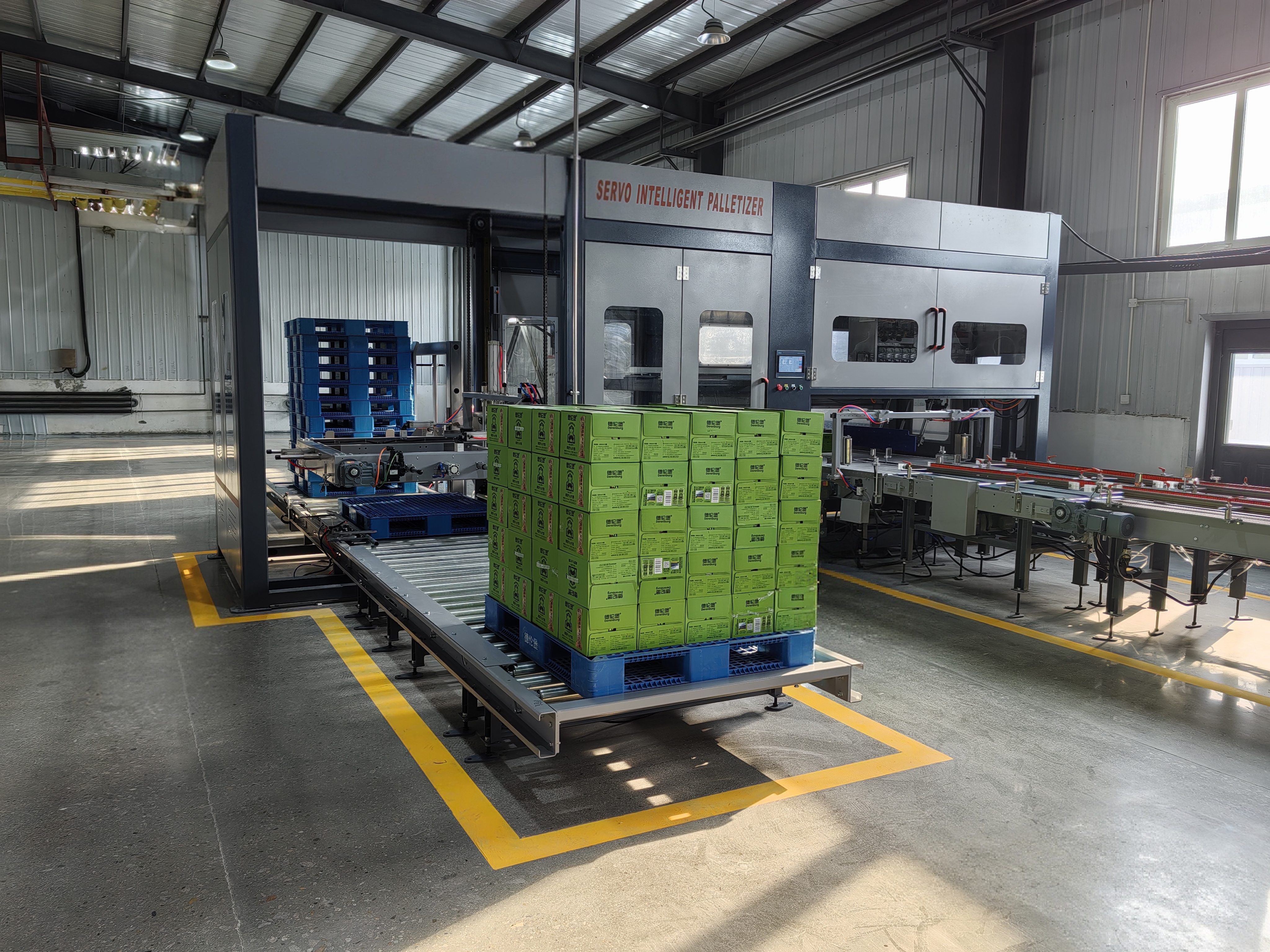 双通道码垛机现身大型酒厂